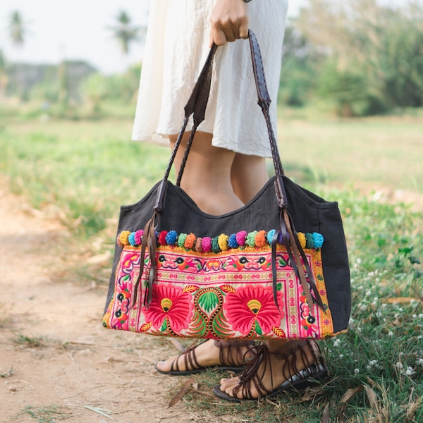 Magnifique sac fourre-tout/épaule de plage artisanal à fleurs jaunes avec broderie tribale Hmong, sangles en cuir, pompon, boules en laiton - BG518ORGH