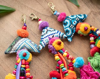 Ciondolo per borsa con nappa ricamata Hmong, portachiavi con pompon boho, fatto a mano in Thailandia - AC12VBLU