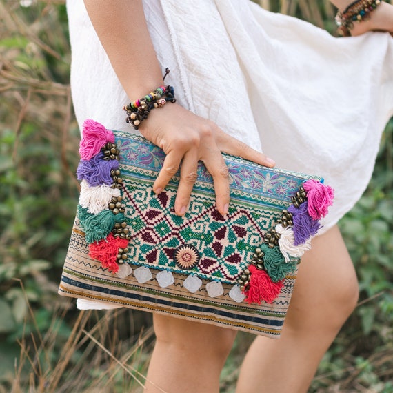 Pochette da donna fatta a mano vintage ricamata Hmong, nappa colorata e  campanelli, borsa da donna BG501VVB -  Italia