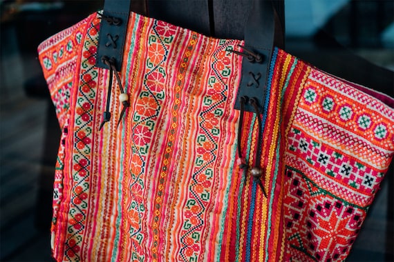 Bolso de verano vintage para mujer con bordado de la tribu Hmong Hill,  correa de cuero, bolso de playa artesanal de Tailandia BG0023-00-ORG