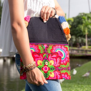 Bolso clutch de flores rojas con borlas de colores, bolso cosmético bordado Hmong, bolso clutch étnico de Tailandia, bolso clutch tribal BG501BLAF imagen 6