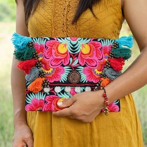 Bolso clutch de flores rojas con borlas de colores, bolso cosmético bordado Hmong, bolso clutch étnico de Tailandia, bolso clutch tribal BG501BLAF imagen 1