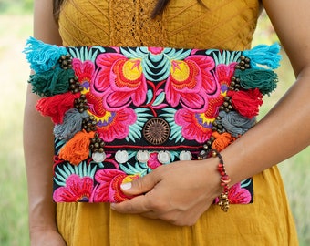 Rote Blumen-Clutch-Tasche mit farbigen Quasten, Hmong bestickte Kosmetiktasche, ethnische Clutch-Tasche aus Thailand, Tribal-Clutch-Tasche - BG501BLAF