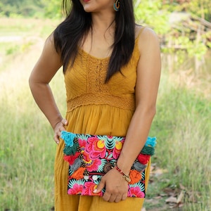 Bolso clutch de flores rojas con borlas de colores, bolso cosmético bordado Hmong, bolso clutch étnico de Tailandia, bolso clutch tribal BG501BLAF imagen 2