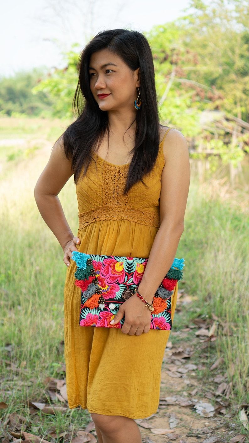 Bolso clutch de flores rojas con borlas de colores, bolso cosmético bordado Hmong, bolso clutch étnico de Tailandia, bolso clutch tribal BG501BLAF imagen 2