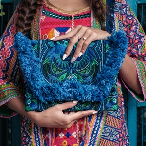 Blaue Clutch Bag/Ipad Halter mit Vogel Muster Hmong Gesticktes Muster, Quasten, Boho Clutch Bag, Festival Tasche - BG0040-00-BLU
