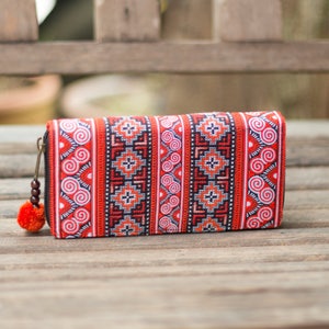 Cartera única para mujer en color naranja, monedero bordado de la tribu Hill Hmong con pompón en el tirador de la cremallera, monedero bohemio para mujer - WA301UVORG