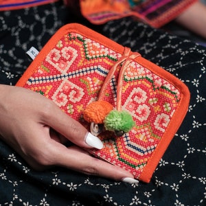 Oranje paspoorthoezen met handgemaakte Hmong-stamborduurwerk, pom pom paspoorthouder, boho paspoorthoezen uit Thailand - BG0043-00-ORG