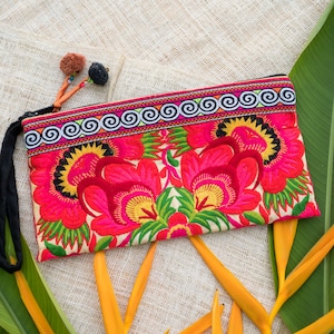 Gelbe Damen Handtasche mit Blumenmuster von Hmong Hill Tribes bestickt, Ethno Geldbörse aus Thailand - BG308FLORGT