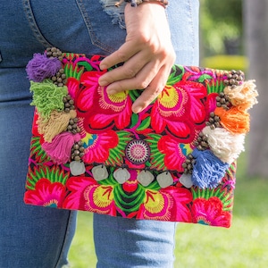 Bolso clutch de flores rojas con borlas de colores, bolso cosmético bordado Hmong, bolso clutch étnico de Tailandia, bolso clutch tribal BG501BLAF imagen 5