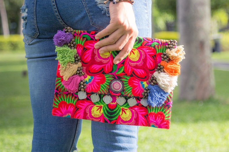 Bolso clutch de flores rojas con borlas de colores, bolso cosmético bordado Hmong, bolso clutch étnico de Tailandia, bolso clutch tribal BG501BLAF imagen 5