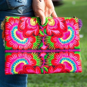 Bolso clutch de flores rojas con borlas de colores, bolso cosmético bordado Hmong, bolso clutch étnico de Tailandia, bolso clutch tribal BG501BLAF imagen 9