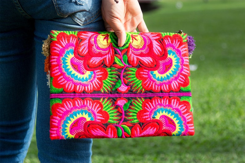 Bolso clutch de flores rojas con borlas de colores, bolso cosmético bordado Hmong, bolso clutch étnico de Tailandia, bolso clutch tribal BG501BLAF imagen 9