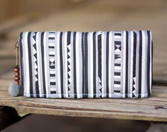 Cartera de tela Hmong con pompón, bolso de mano bohemio hecho a mano - WA301SBLA