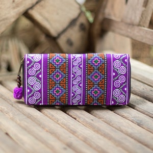Pochette violette pour femme, sac à main brodé pour femme Hmong Hill Tribe, sac à main à pompons, portefeuille bohème, portefeuille cadeau - WA301UVPUR