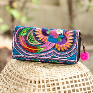Cartera étnica única y colorida para mujer, con bordado de la tribu Hmong, hecha a mano en Tailandia - WA301CB