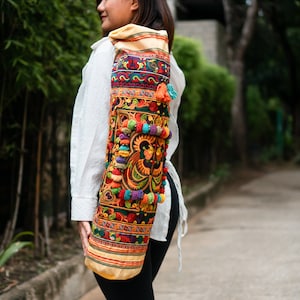 Orange Vogel Muster Hmong Yogamatten Tasche aus Thailand, Einzigartige Yogamatten Tasche Deko mit Bunten Pompoms - BG61ORGB