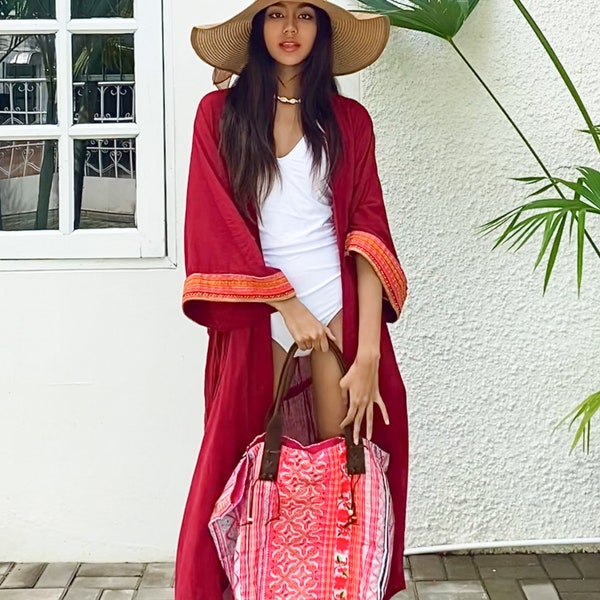 Roter übergroßer langer Kimono mit Vintage Hmong Stickerei, perfekt für den Sommer, große Frauen, Urlaubslook und Resort Wear - CL01RED