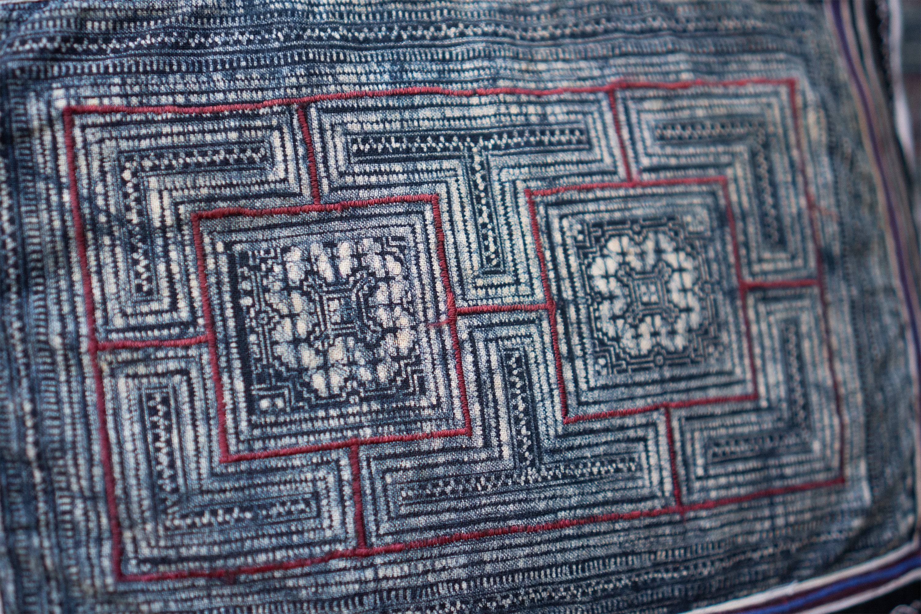 18x18 モン族刺繍クッションカバー、ヴィンテージタイ枕カバー