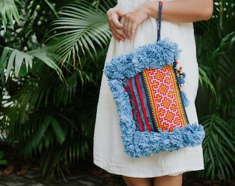 Bolso de mano Hmong único en su tipo con borlas índigo bordadas, bolso de mano hecho a mano de Tailandia - BG63BA2BLU