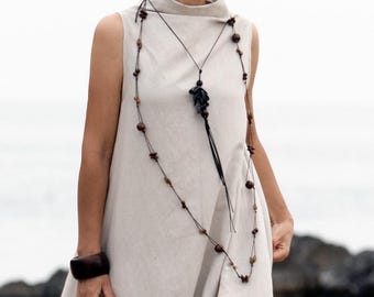 Handgefertigtes Maxi-Kleid aus Leinen: Ärmelloses Sommer-Outfit mit hohem Halsausschnitt