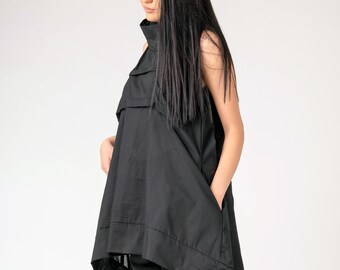 Blusa larga asimétrica sin mangas con túnica plisada
