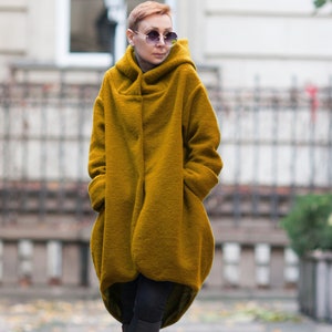 100% Wolle Mantel/ Wintermantel für Frauen/ Kapuzenmantel/ Extravaganter Mantel/ Übergröße/ Designer Mantel/ Jacke/ Kapuzenstrickjacke/ Asymmetrischer Mantel Mustard