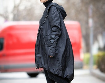 Schwarze gesteppte asymmetrische Jacke, minimalistische Damenoberbekleidung mit Kapuze, handgefertigter Designermantel