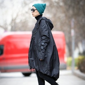 Asymmetrische Winterjacke / Wintermantel für Frauen / Steppmantel / Wasserdichte Jacke / Kapuzenmantel / Schwarze Jacke / Extravaganter Mantel / Minimalist Schwarz