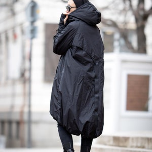 Asymmetrische Winterjacke / Wintermantel für Frauen / Steppmantel / Wasserdichte Jacke / Kapuzenmantel / Schwarze Jacke / Extravaganter Mantel / Minimalist Bild 8