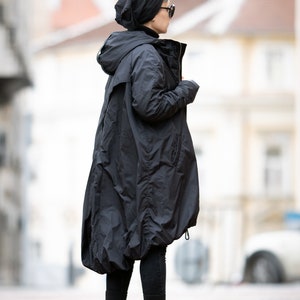 Asymmetrische Winterjacke / Wintermantel für Frauen / Steppmantel / Wasserdichte Jacke / Kapuzenmantel / Schwarze Jacke / Extravaganter Mantel / Minimalist Bild 9