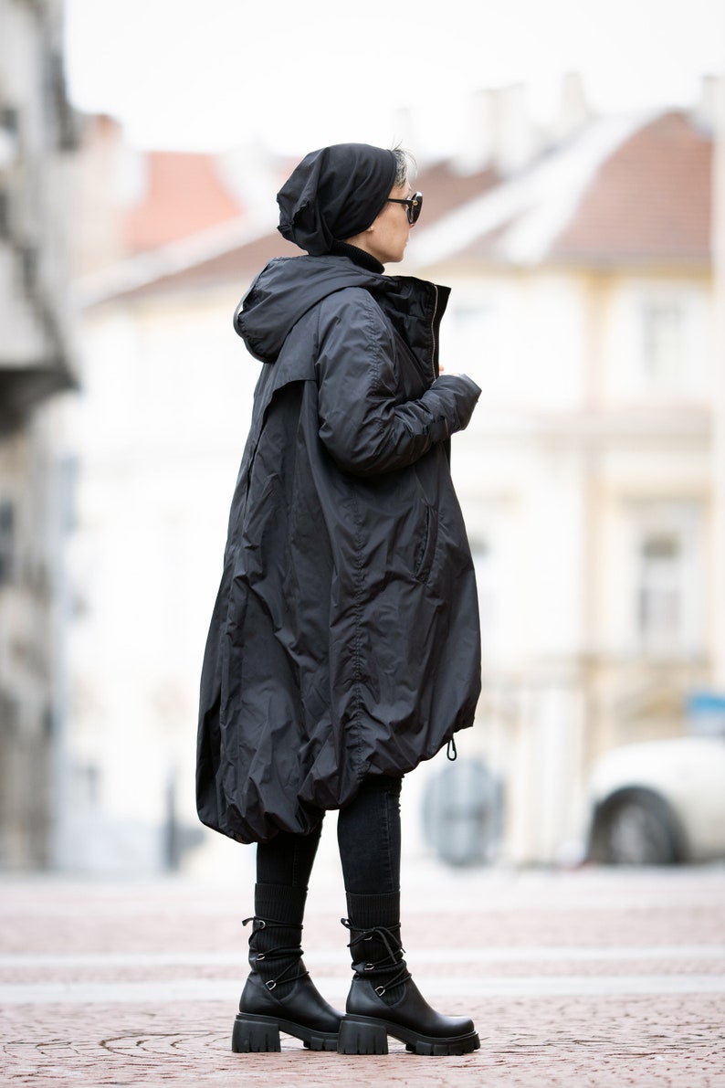 Asymmetrische Winterjacke / Wintermantel für Frauen / Steppmantel / Wasserdichte Jacke / Kapuzenmantel / Schwarze Jacke / Extravaganter Mantel / Minimalist Bild 9