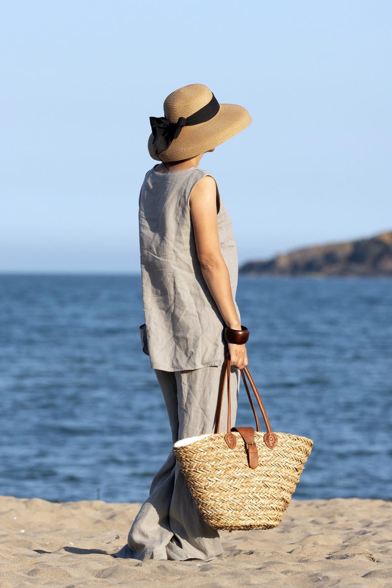 Minimalist summer outfit in natural fabric, linen set for women
Breathable two piece linen clothing, neutral toned set