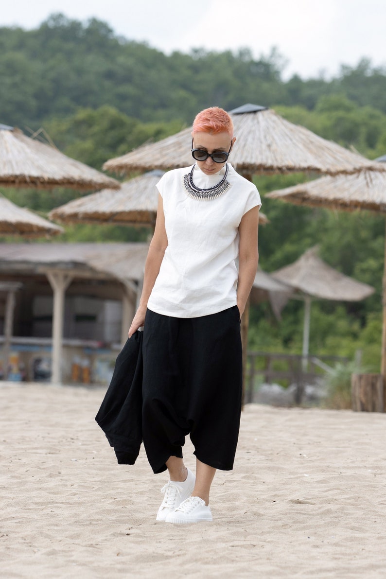 White Minimalist linen top, Cap sleeve linen blouse, Simple linen shirt, Casual linen top,Stylish cap sleeve shirt, Chic top,Sleek linen tee zdjęcie 1