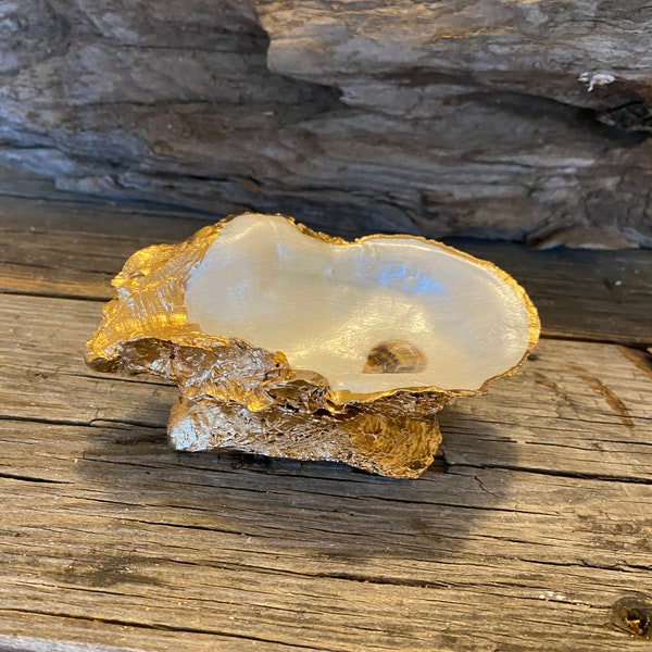 Plat en coquille d'huître — Perle et Or