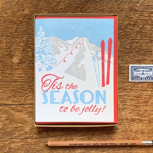 Tis la temporada a ser jolly, tarjeta de esquí de vacaciones, carta de notas doblada Letterpress, en blanco dentro