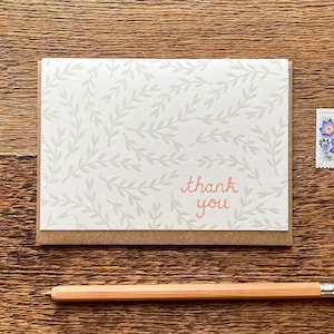 Carte de remerciement avec feuilles grises, carte de correspondance pliée typographique, intérieur vierge