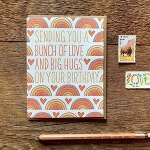 Joyeux anniversaire, cœurs et arcs-en-ciel, carte pliée typographique unique, intérieur vierge