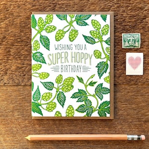 Deseándole un cumpleaños Super Hoppy, tarjeta de cumpleaños de cerveza, tarjeta Beerthday, tarjeta plegada con tipografía, interior en blanco