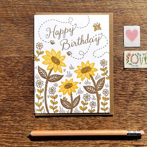 Joyeux anniversaire, abeilles et fleurs, carte pliée typographique, intérieur vierge