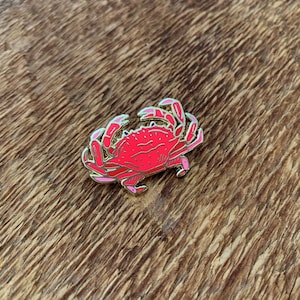 Krabbe Emaille Pin, Rot und Gold Krabbe Pin, Hard Enamel Pin mit Schmetterlingsverschluss