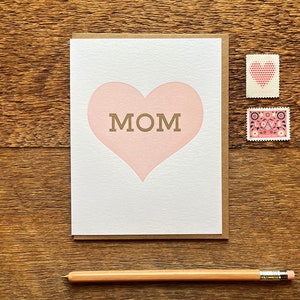 Joyeuse fête des mères, coeur de maman, carte de fête des mères, carte typographique pliée, intérieur vierge