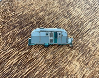 Alfinete de esmalte prateado Camper, alfinete de exploração, alfinete de esmalte rígido único com embreagem borboleta