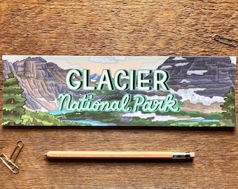 Puede incluir: Una pegatina con una ilustración colorida del Parque Nacional Glacier con el texto "GLACIER National Park" en una fuente retro.