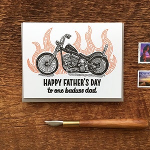 Happy Father's Day, Badass Dad, Motorrad-Papa, Motorrad und Flammen Karte, gefaltete Letterpress Karte, innen blanko