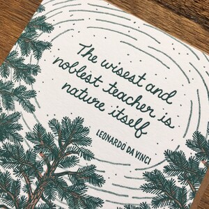 Może przedstawiać: Biała kartka z ilustracją zielonego drzewa sosnowego i cytatem "Najmądrzejszym i najszlachetniejszym nauczycielem jest sama natura" autorstwa Leonarda da Vinci.