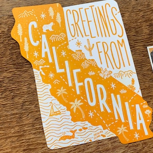 Carte postale californienne, salutations de Californie, carte postale d'État typographique découpée image 3