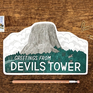 Carte postale de la tour du diable, salutations de la tour du diable, Wyoming, carte postale typographique découpée avec des matrices