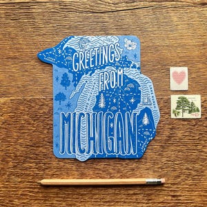 Carte postale de carte de l'État du Michigan, salutations du Michigan, État des Grands Lacs, carte postale d'État typographique découpée