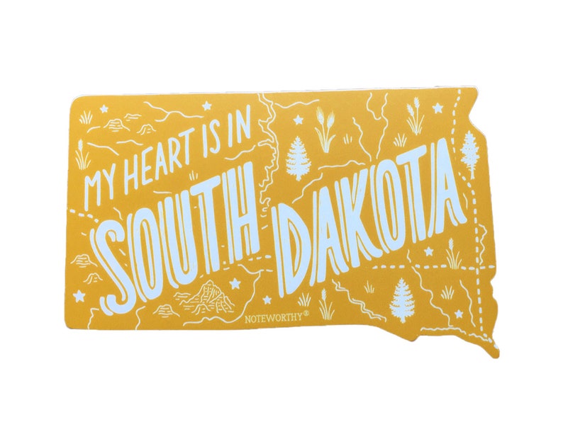 Pu&ograve; includere: Adesivo giallo con un contorno dello stato del Dakota del Sud. Il testo "My heart is in South Dakota" &egrave; scritto in lettere bianche. L'adesivo ha un logo "Noteworthy" nell'angolo in basso a sinistra.
